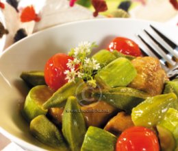 Tajine d’agneau aux gombos et aux courgettes